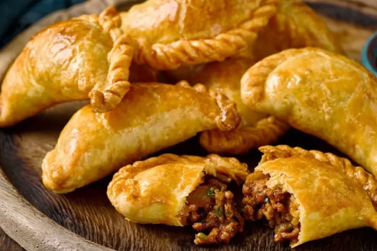 Cómo preparar empanadas de carne cortada a cuchillo según Paulina Cocina 9 empanadas de carne en una mesa de cocina