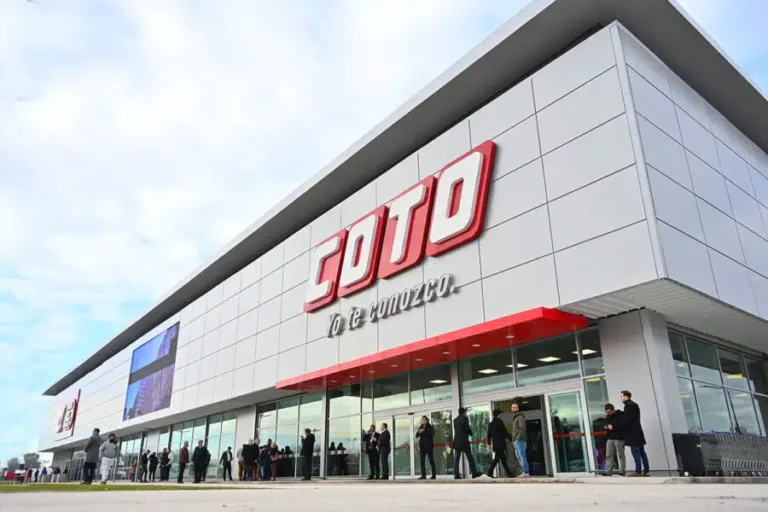 empleados colaborando en un supermercado coto