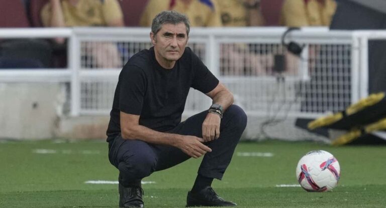 entrenador de futbol pensativo en el campo