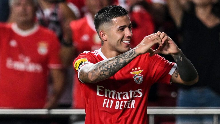 enzo fernandez celebrando un gol con benfica