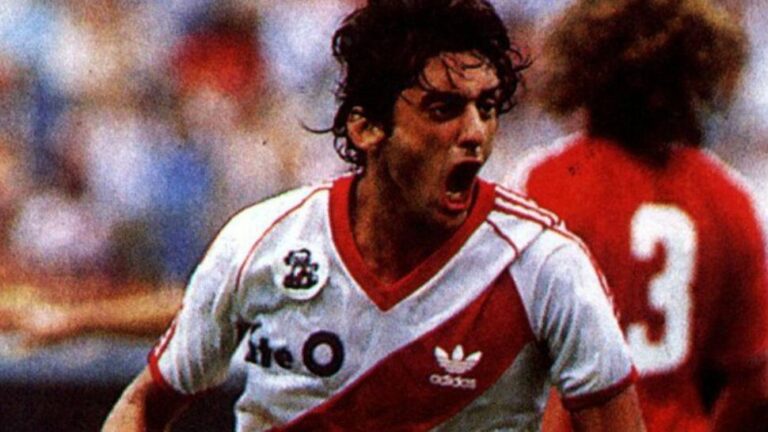 enzo francescoli celebrando un gol