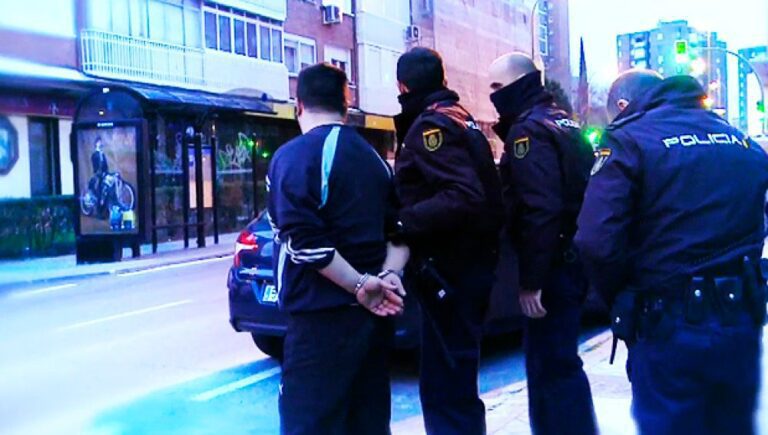equipo de policias en accion en la ciudad