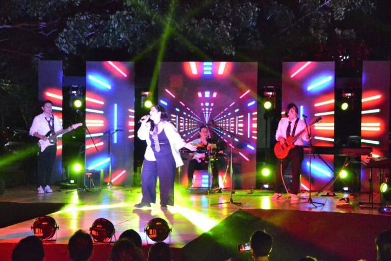 equipo de talentos en un escenario brillante