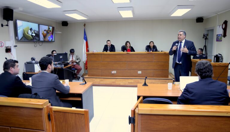 escena de un juicio en un tribunal