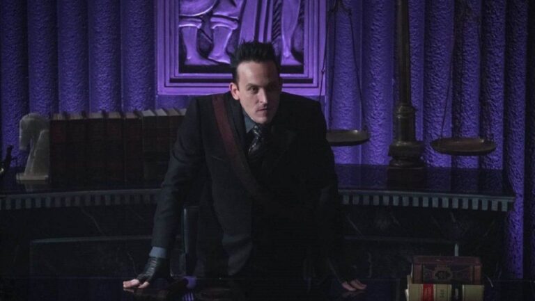 escena oscura de la serie too old to die young