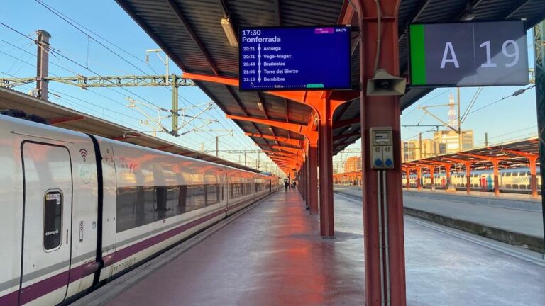 estacion de tren con senalizacion clara