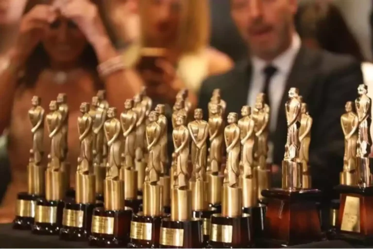 estatuilla del martin fierro sobre fondo neutro