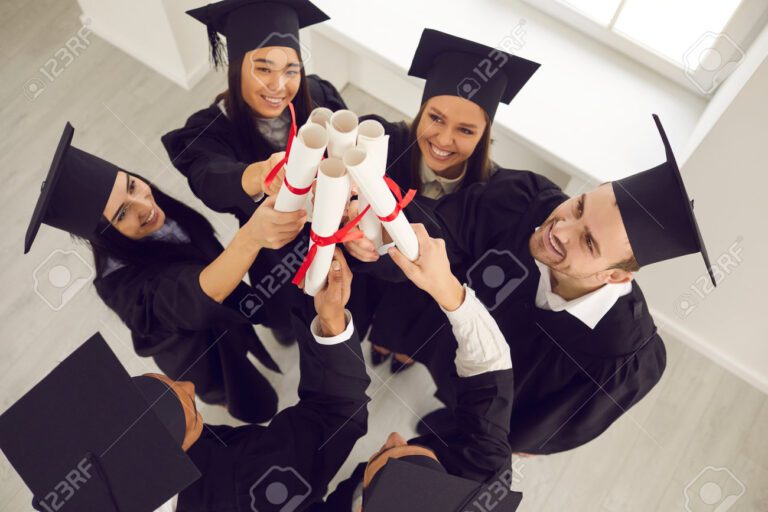 estudiantes celebrando su graduacion felices