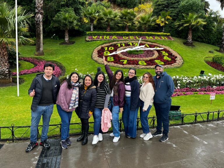 estudiantes de intercambio en un paisaje iconico
