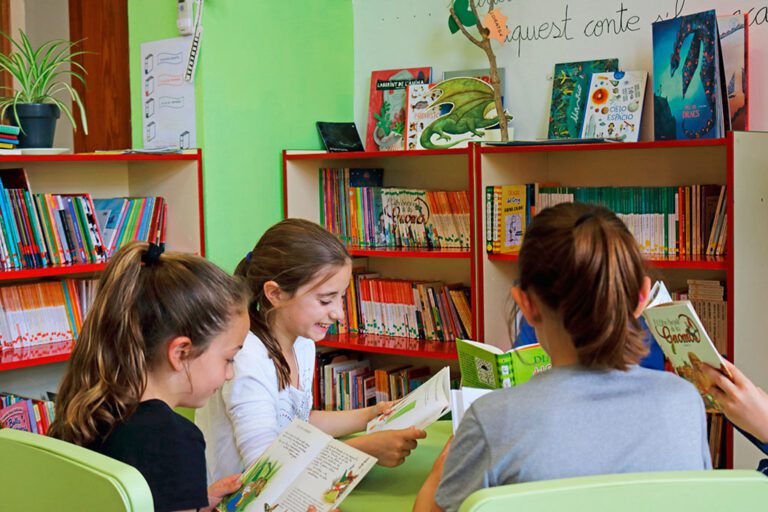 estudiantes leyendo libros en una biblioteca