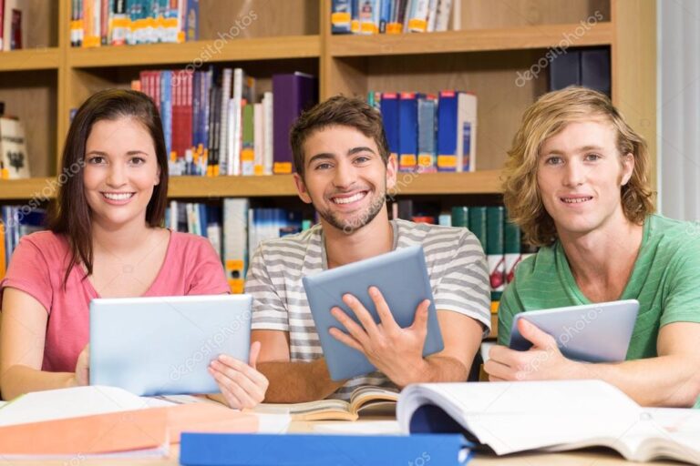 estudiantes utilizando tabletas en una biblioteca