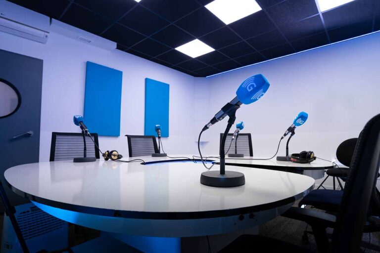 estudio de radio con equipo de grabacion