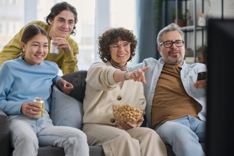 familia disfrutando de una pelicula en casa 1