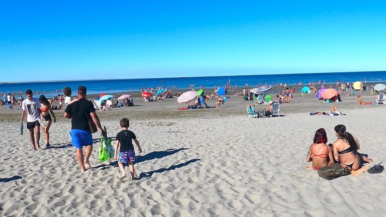 familia disfrutando en la playa la cantera