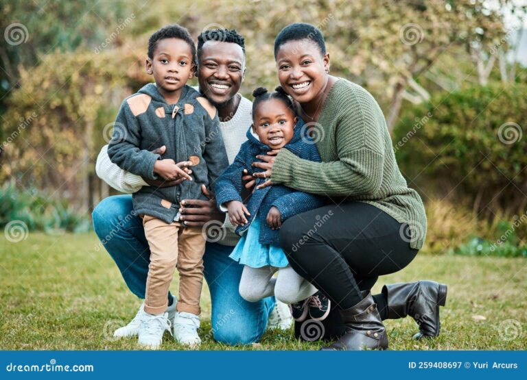 familia feliz en un parque al aire libre