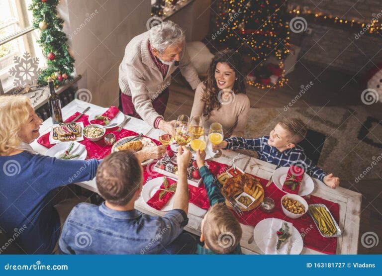 Cómo encontrar las mejores imágenes de Feliz Navidad para WhatsApp 11 familia reunida celebrando la navidad