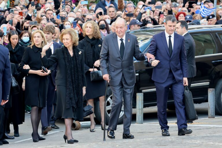 familia reunida en un funeral