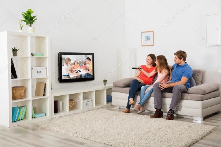 Dónde ver Spy x Family en español latino con subtítulos o doblaje 20 familia unida viendo television juntos