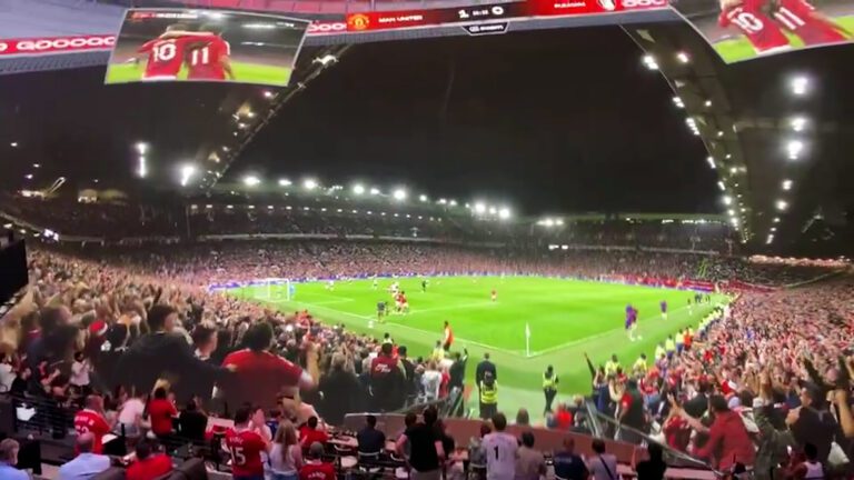 fanaticos disfrutando de un partido de futbol