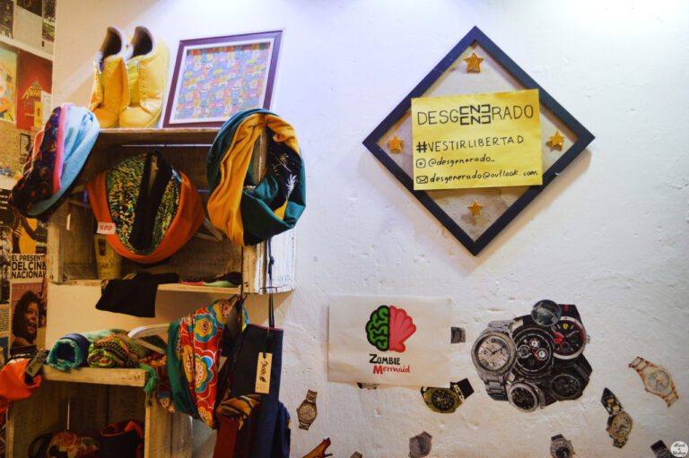 feria americana con ropa colorida y variada