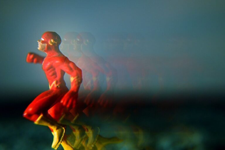 flash corriendo en una ciudad iluminada