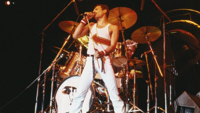 freddie mercury con adidas samba en el escenario