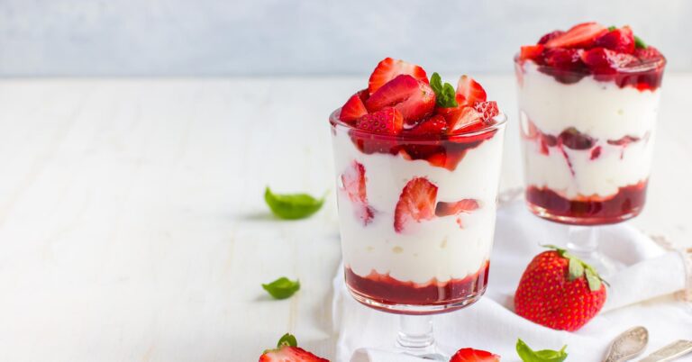 frutillas frescas con crema en un tazon