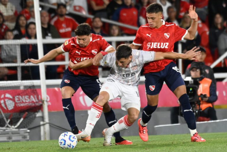 futbol argentino en accion en el estadio