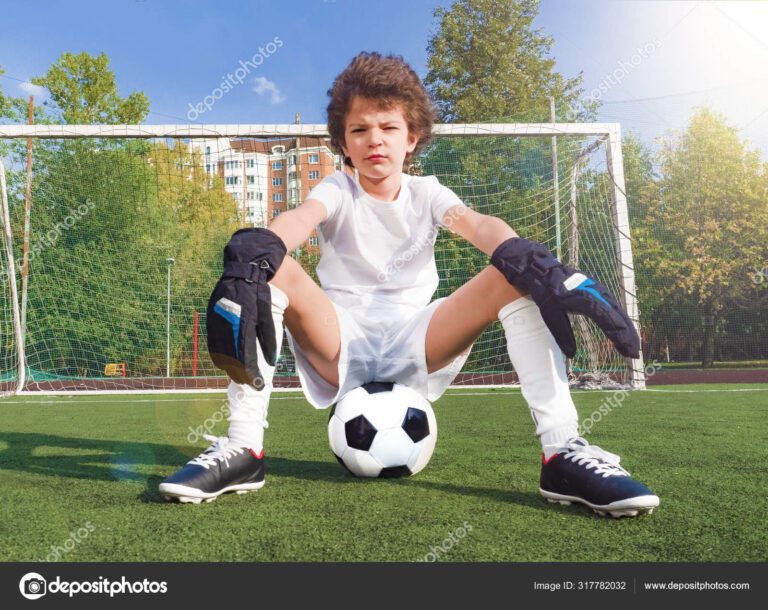futbolista pensativo en el campo de juego