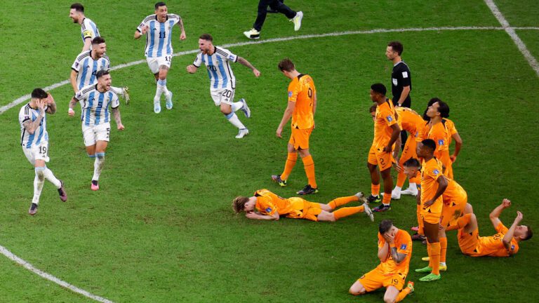 futbolistas argentinos en accion en el campo
