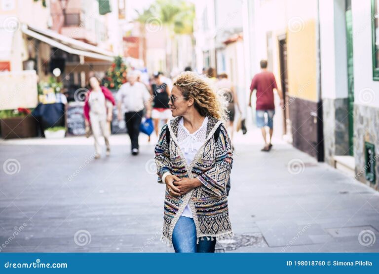 gente disfrutando de la vida urbana