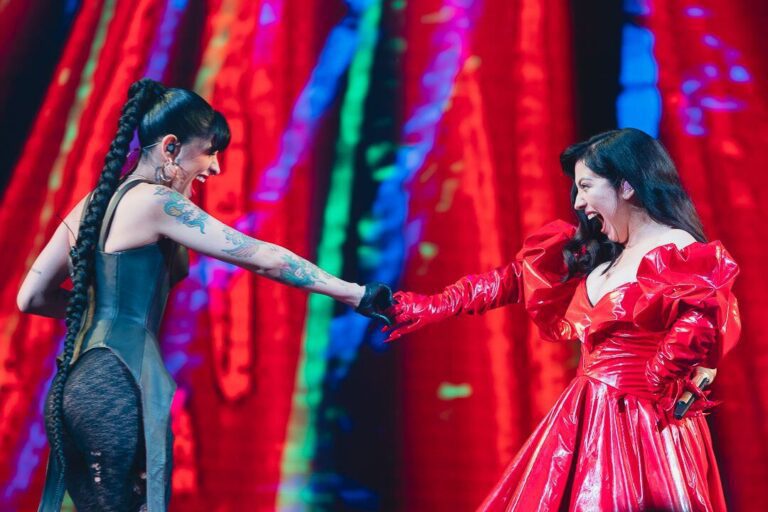 En qué año falleció la famosa cantante Gilda en Argentina 3 gilda en un escenario con luces brillantes