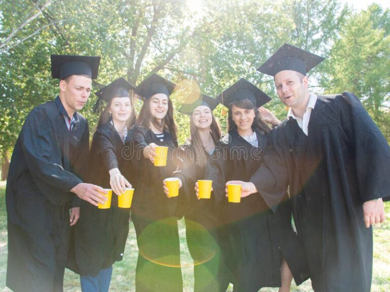 graduacion con amigos celebrando alegremente