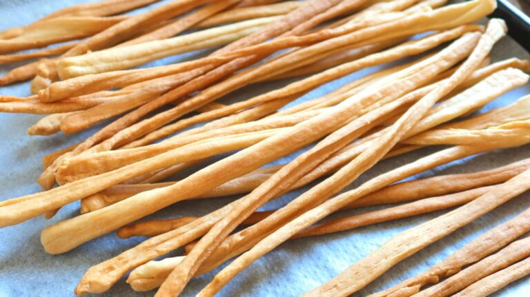 grisines recien horneados sobre una mesa