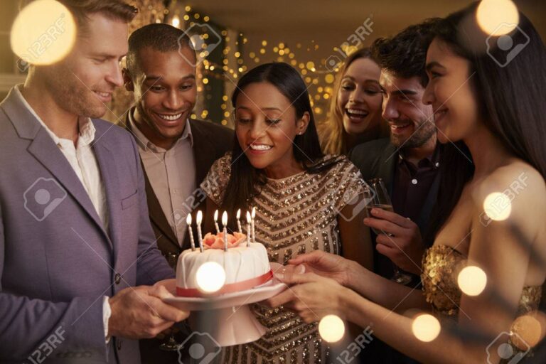 grupo de amigos celebrando un cumpleanos