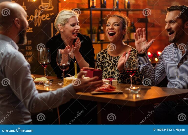 grupo de amigos celebrando un cumpleanos en un bar