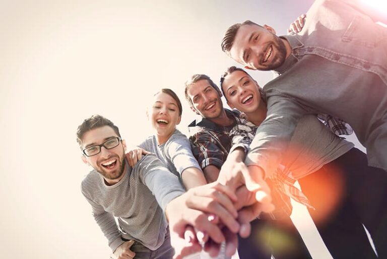 grupo de amigos disfrutando una escape room