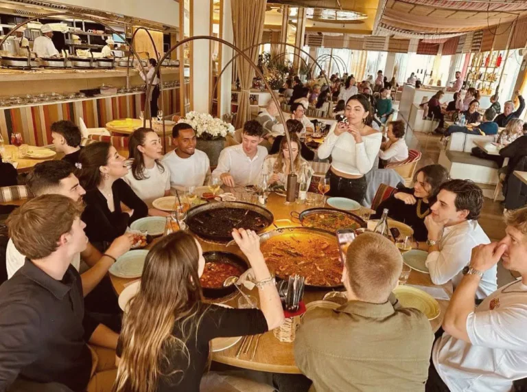 grupo de amigos en un cafe neoyorquino