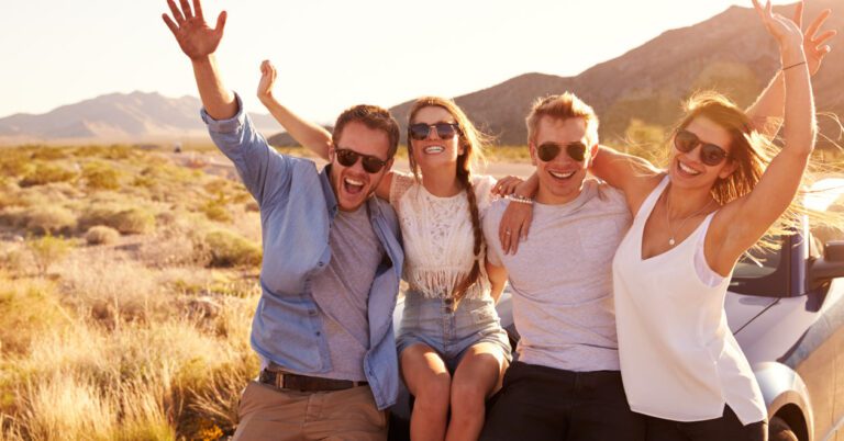 grupo de amigos en un viaje divertido