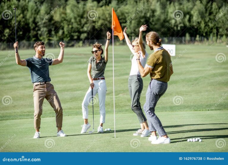 grupo de amigos jugando golf al aire libre