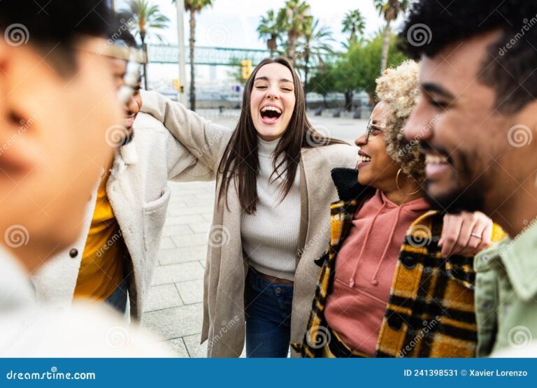 grupo de amigos riendo en la ciudad