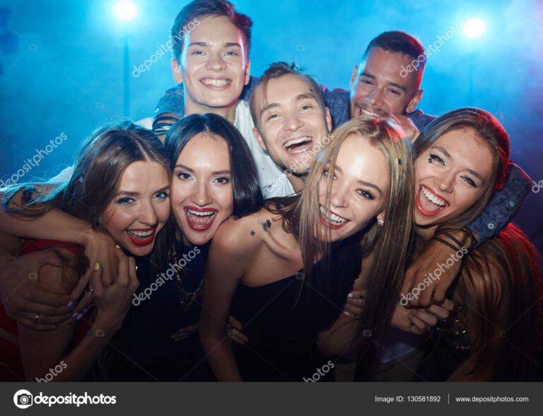 grupo de amigos riendo en una fiesta