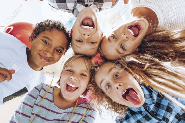 grupo de amigos riendo y jugando