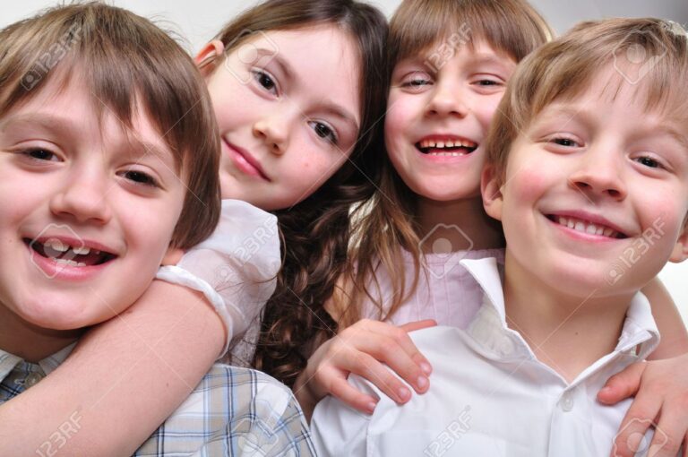 grupo de amigos riendo y jugando juntos