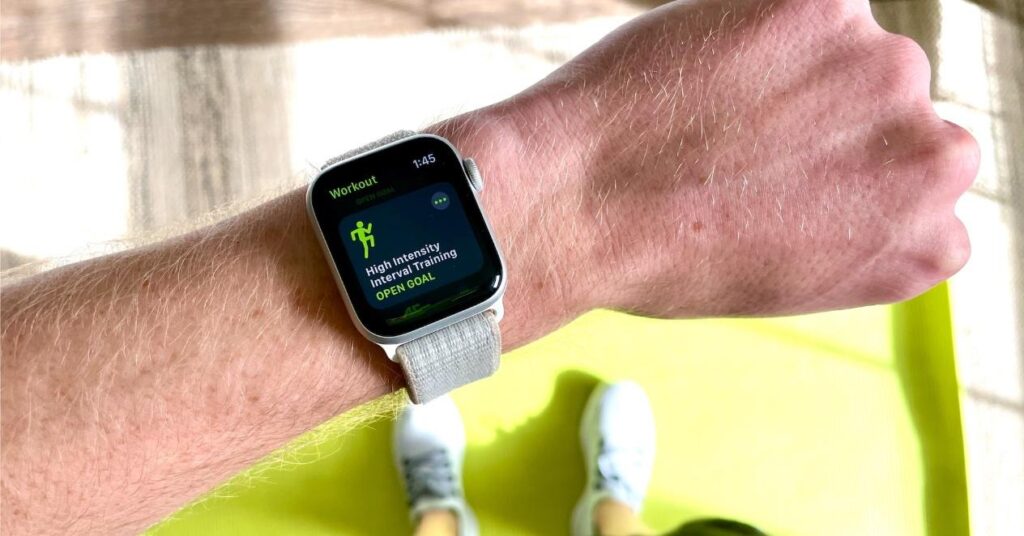 Cómo usar el Apple Watch como walkie talkie con tus amigos 1 grupo de amigos usando apple watch juntos