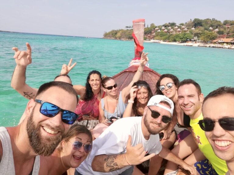 grupo de jovenes disfrutando un viaje