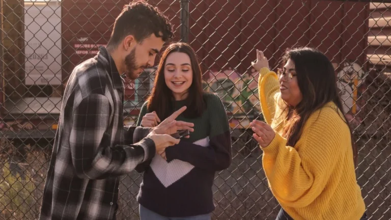 grupo de jovenes reflexionando juntos