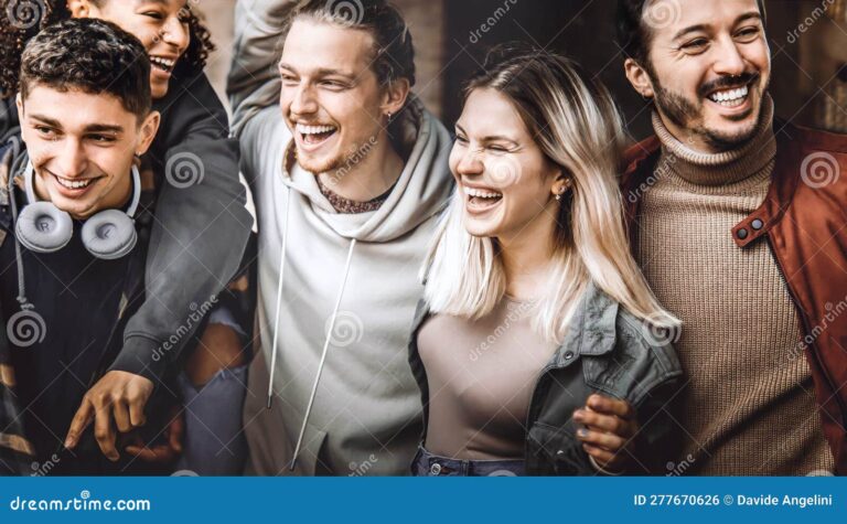 grupo de jovenes riendo y disfrutando juntos