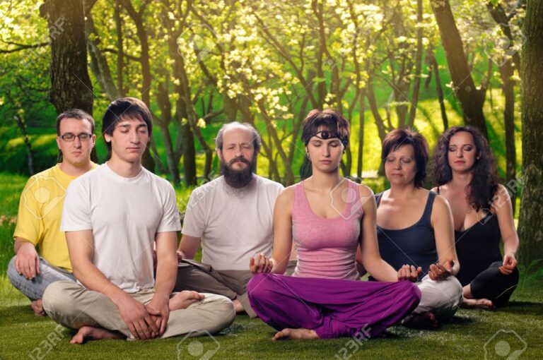 grupo de personas practicando yoga al aire libre