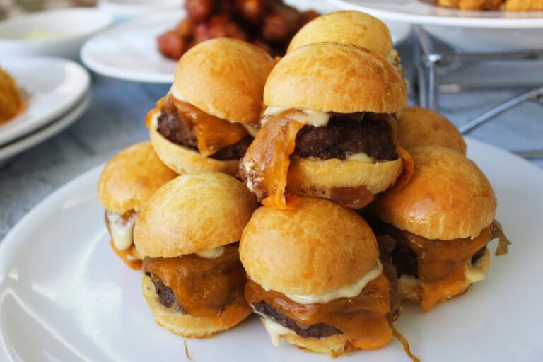 hamburguesas apiladas en un plato